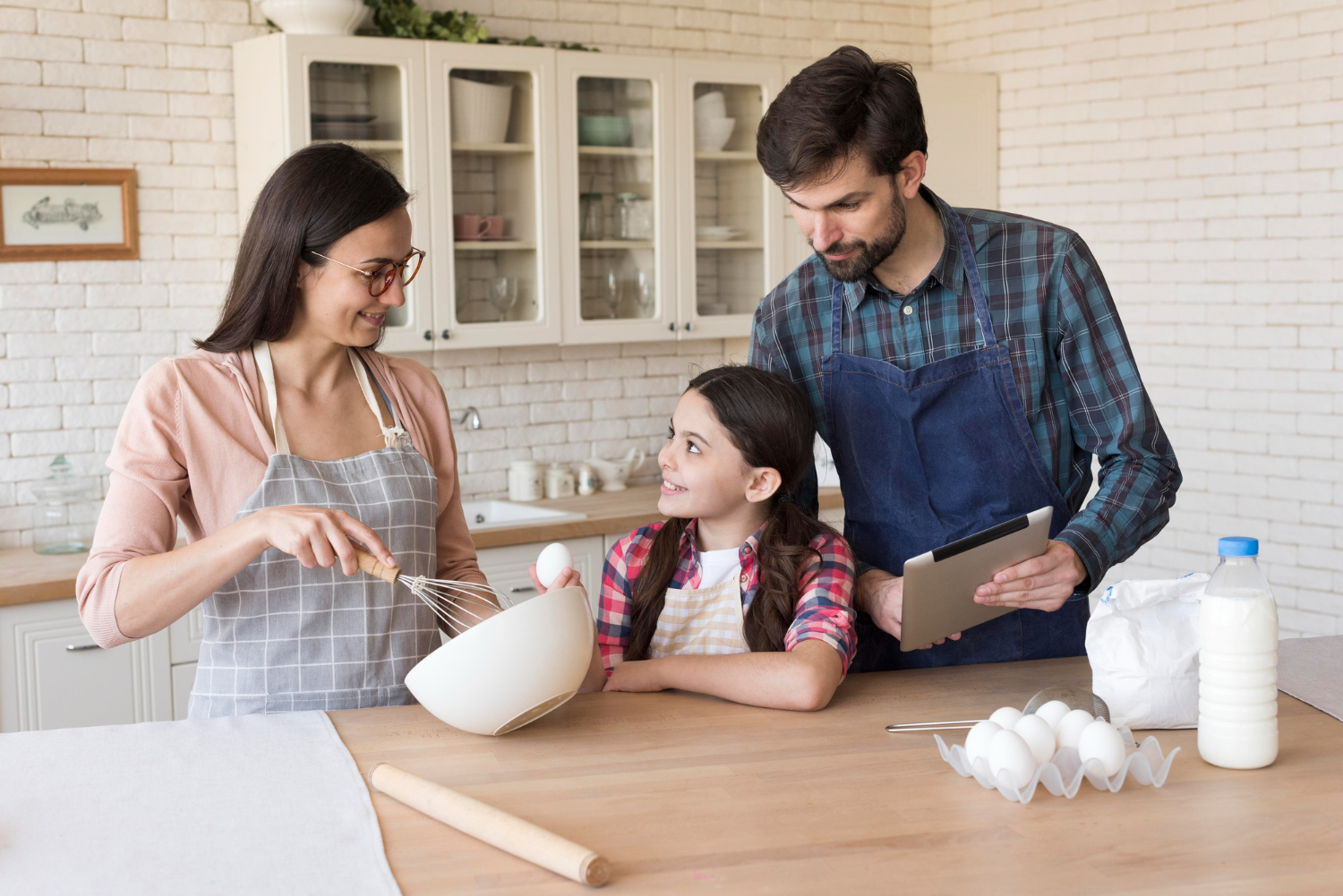 Familia cocinando y así organizando juntos las tareas del hogar en un ambiente armonioso
