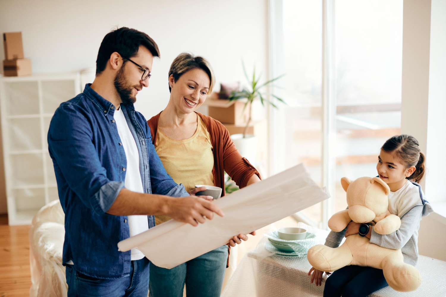 Familia analizando opciones para comprar casas en Panamá