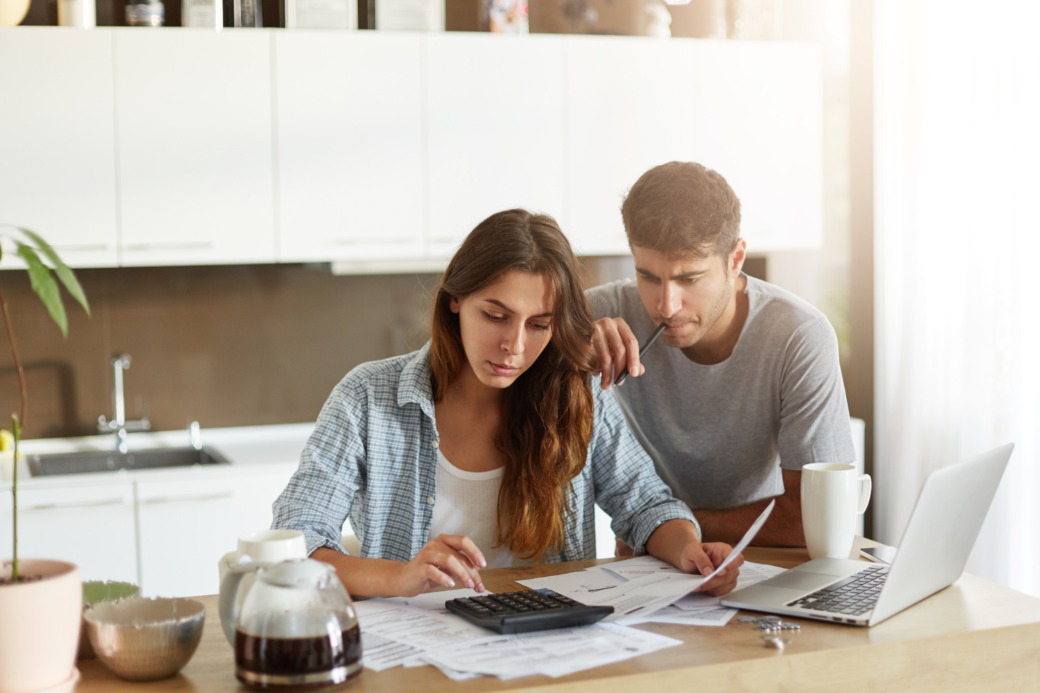Pareja revisando opciones para financiar casa en Panamá.
