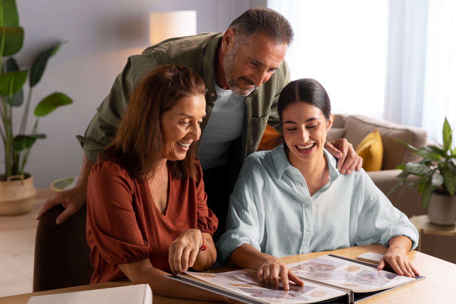 Padres ayudando a su hija a financiar la compra de una casa.