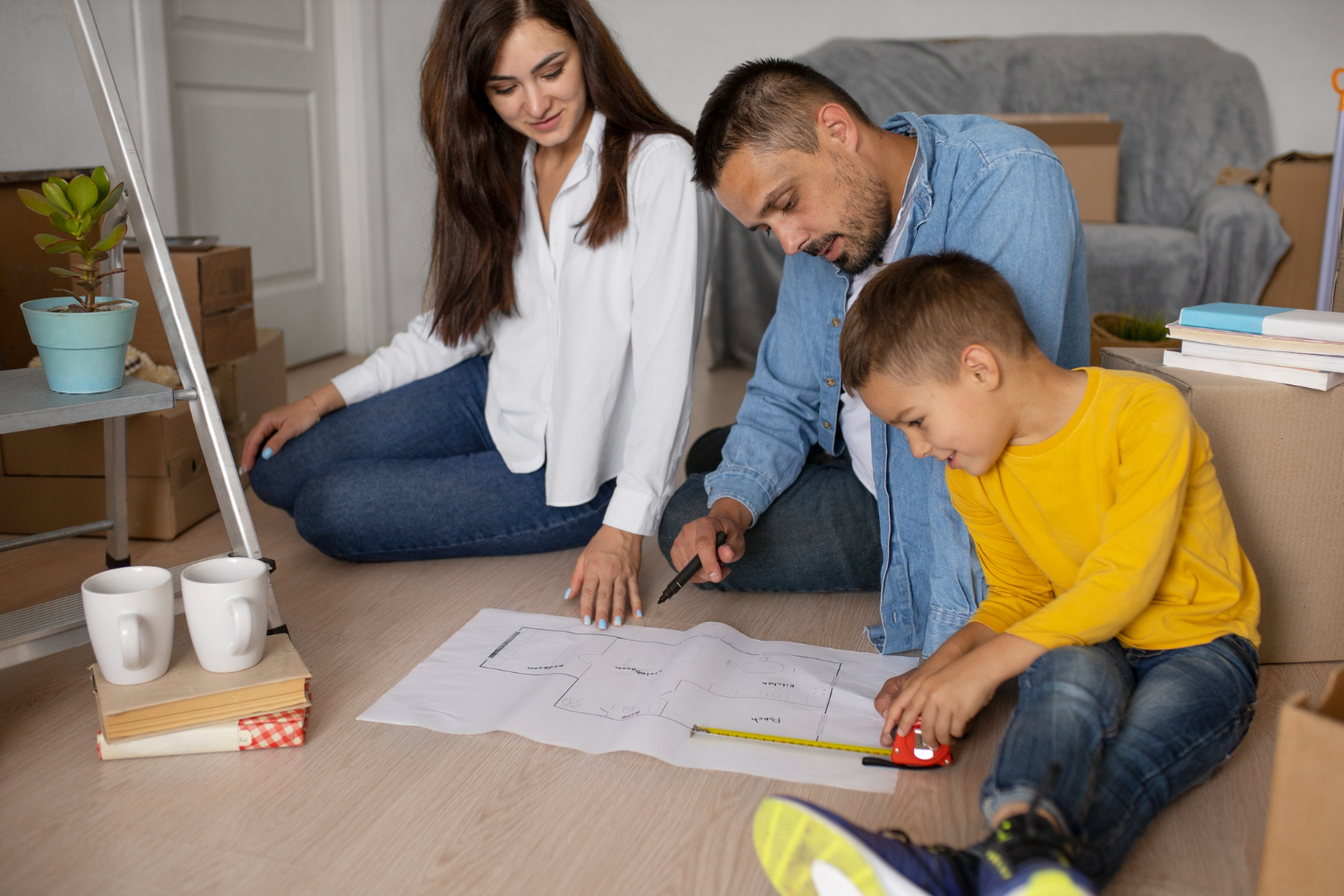 Familia evaluando opciones de vivienda cerca de escuelas en Panamá