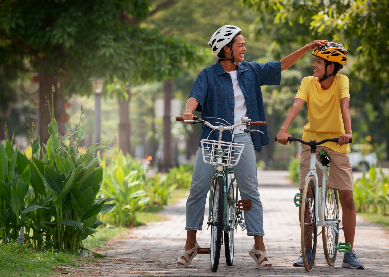 Personas andando en bicicleta por una ciclovía ecológica en Panamá