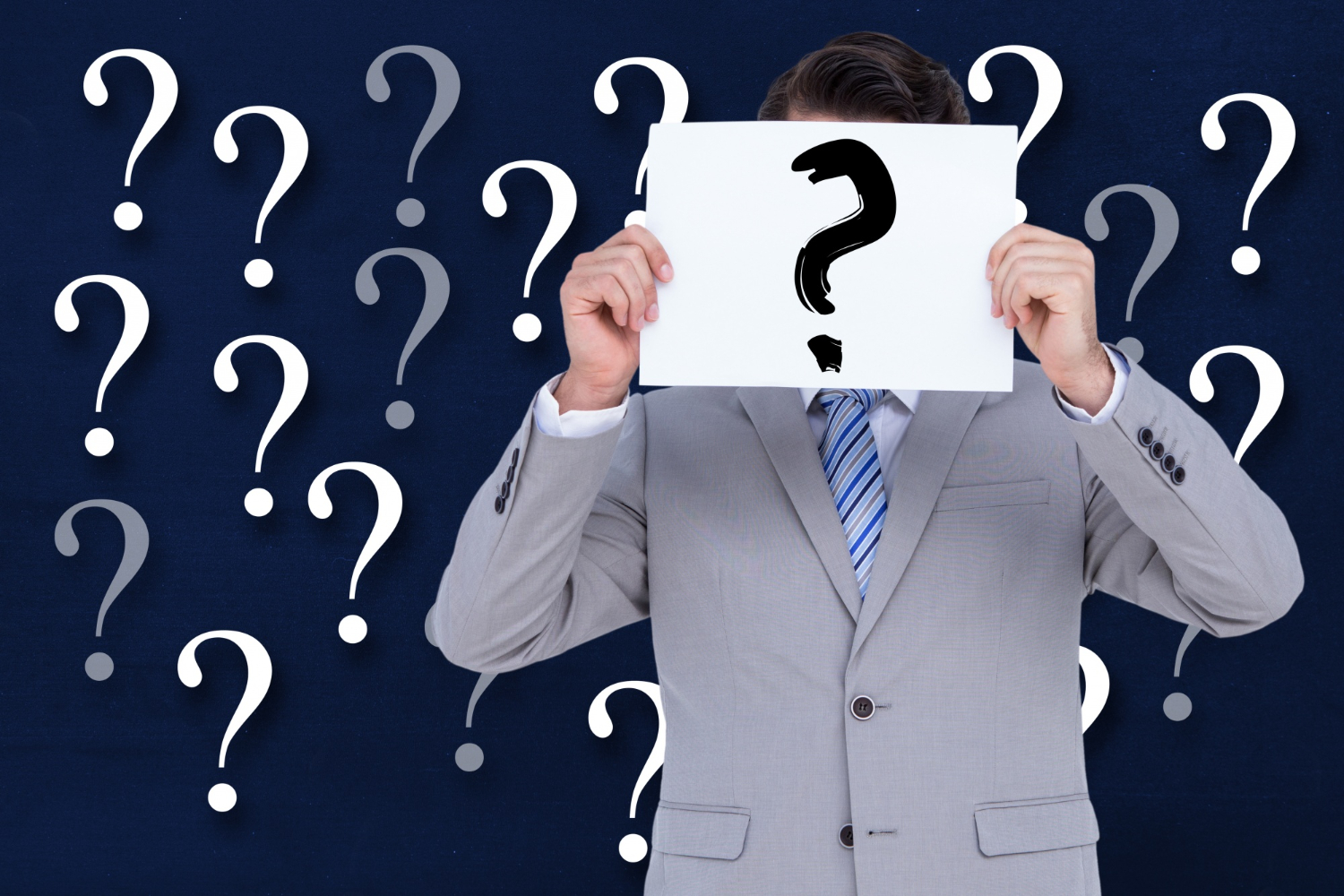 Persona con afiche de signo de interrogación