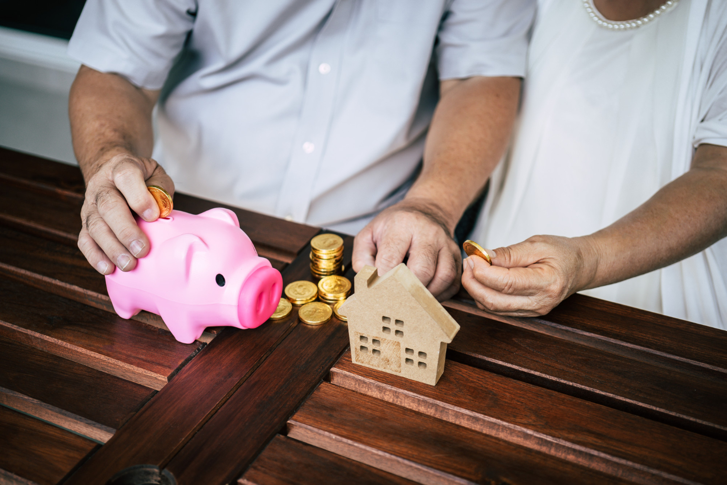 Personas ahorrando para financiar casa