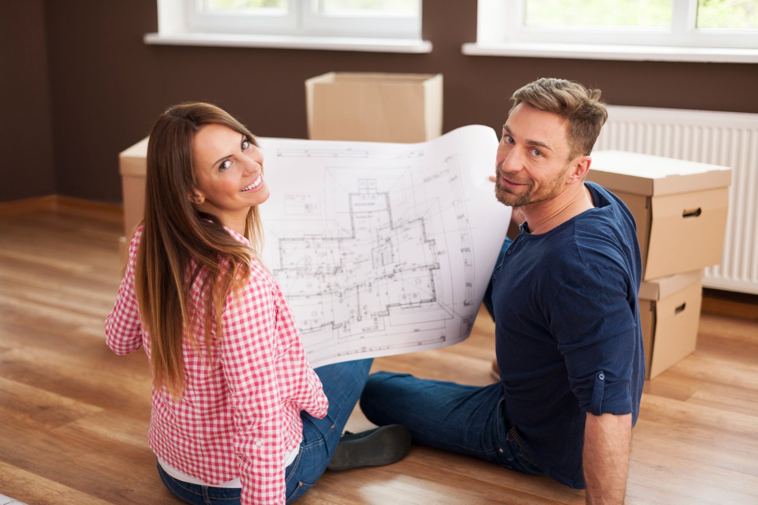 Pareja estudiando plano de su próxima inversión inmobiliaria