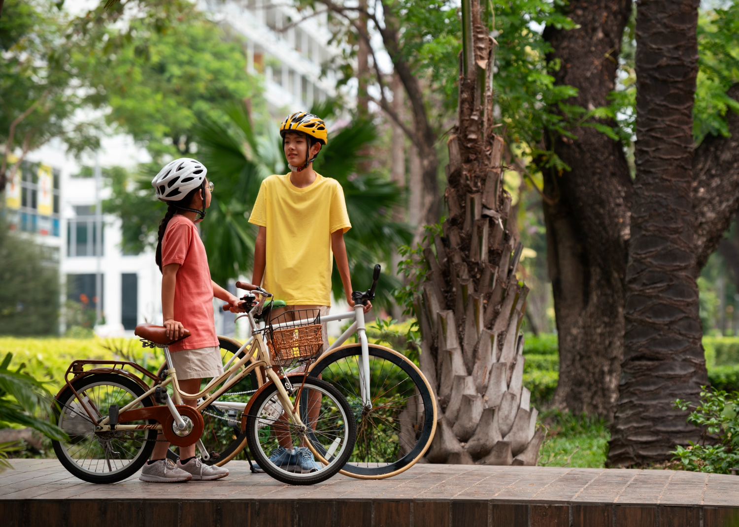 Niños en bicicleta dentro de proyectos de vivienda en Panamá
