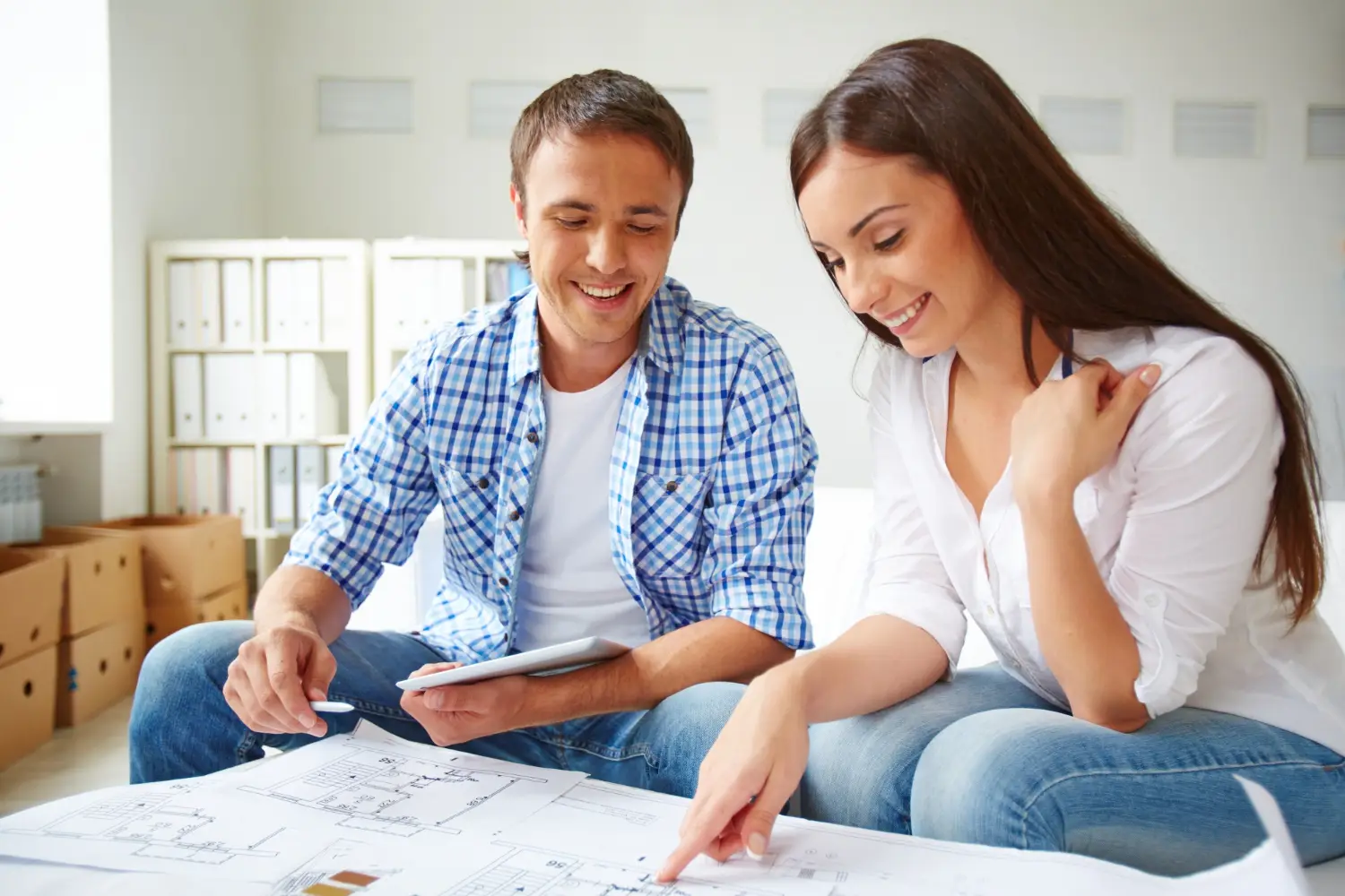 Pareja revisando planos de vivienda