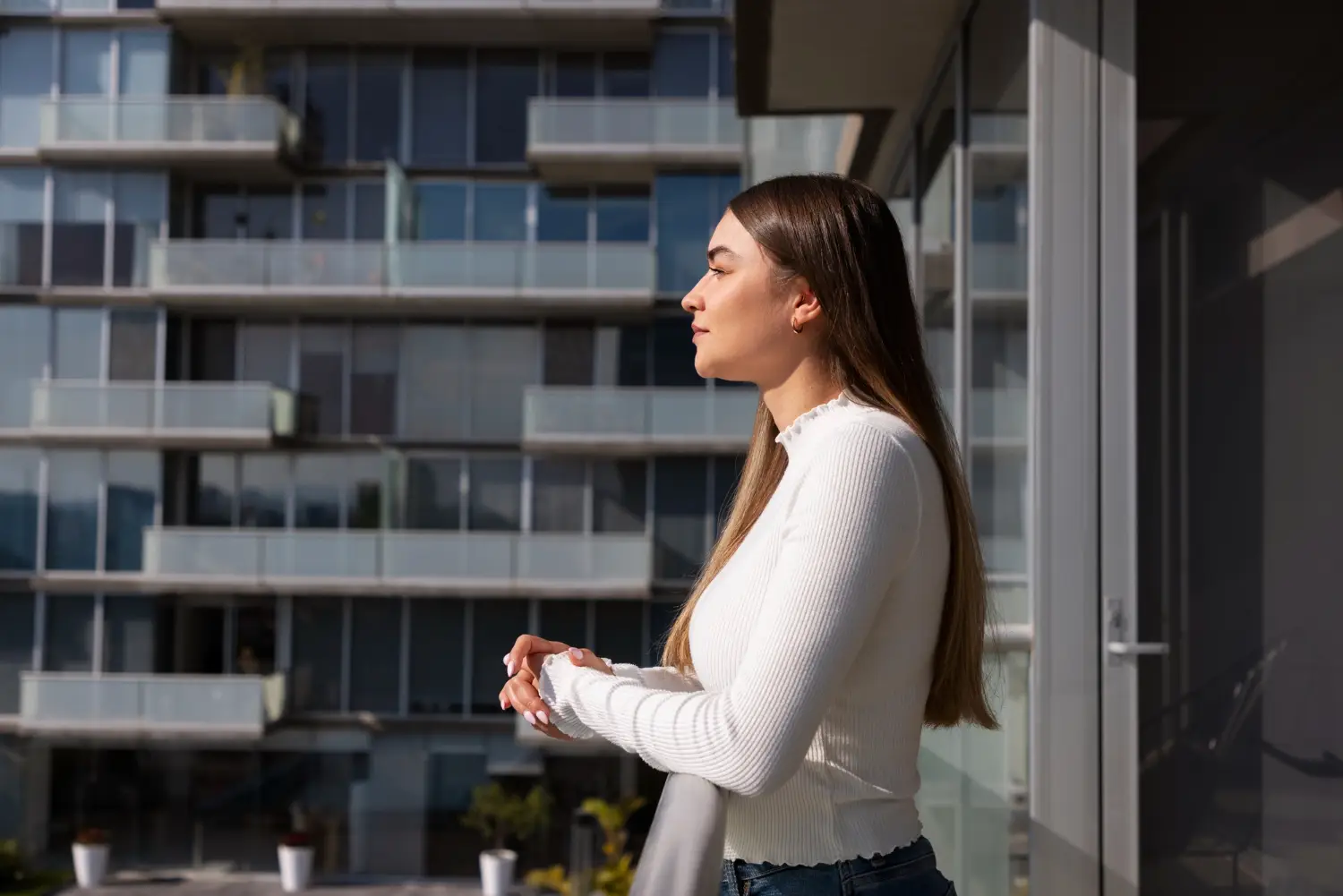Chica observando edificios en Panamá visualizando comprar vivienda
