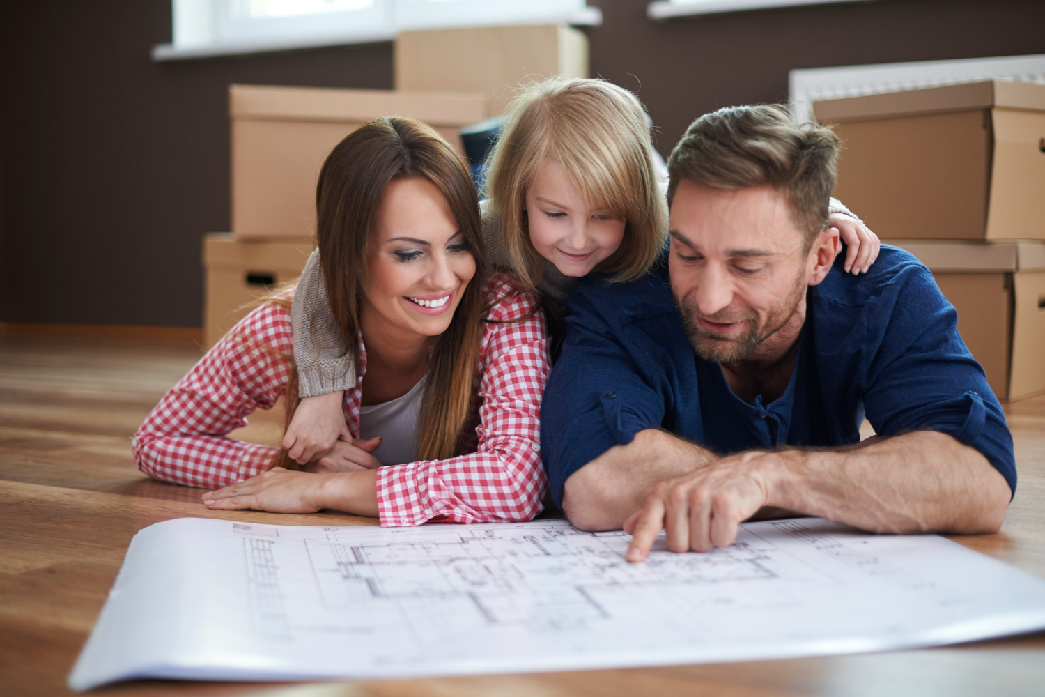 Familia mirando plano de casa de 2 plantas en Panamá