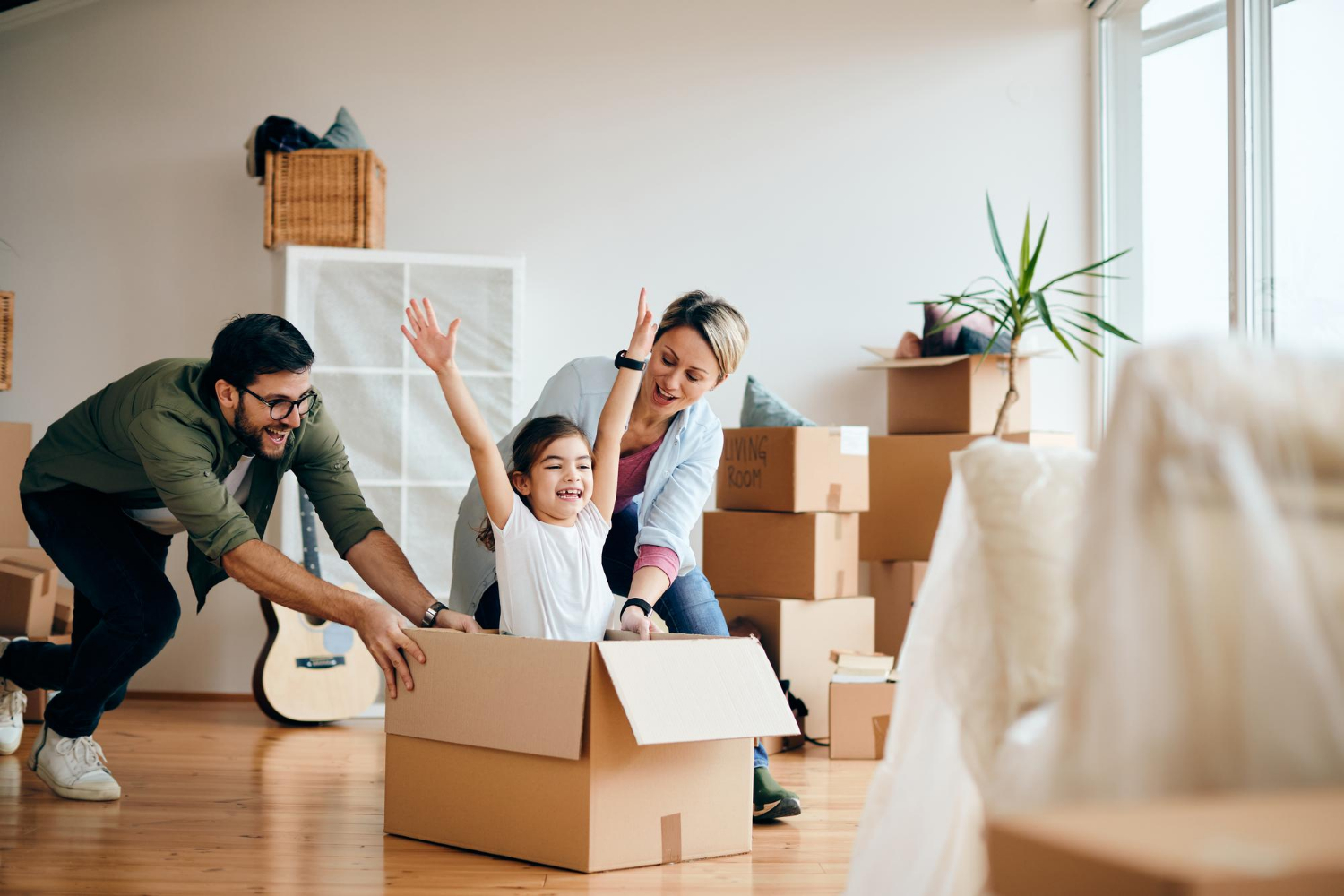 Familia feliz en casa nueva