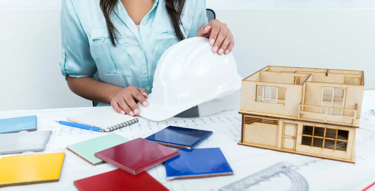 Arquitecta con maqueta de proyectos residenciales