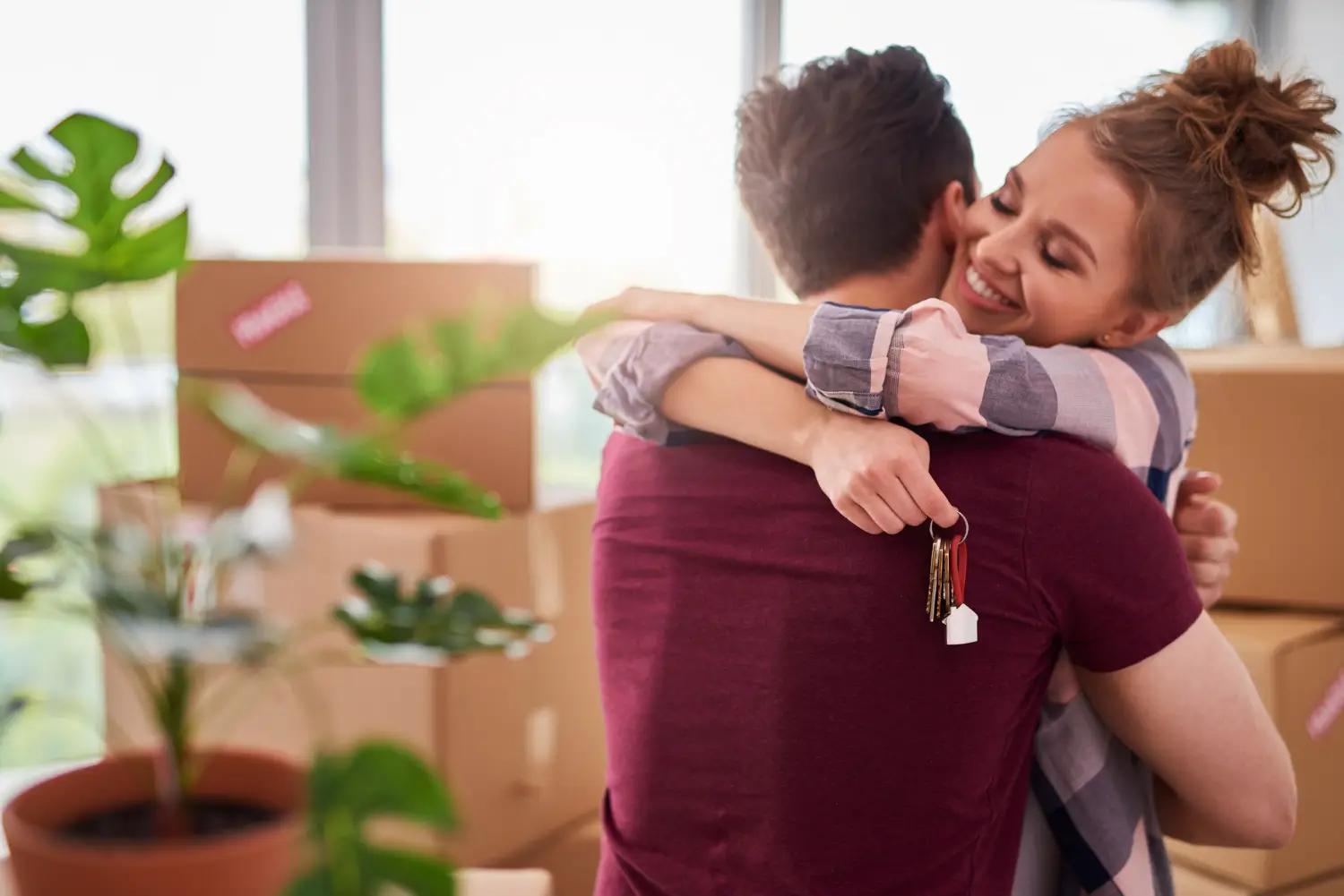 Pareja abrazándose feliz por comprar casa en Panamá