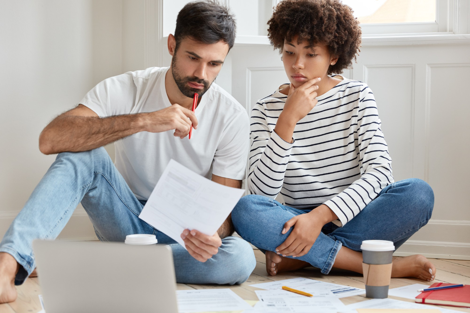 Pareja evaluando comprar una casa