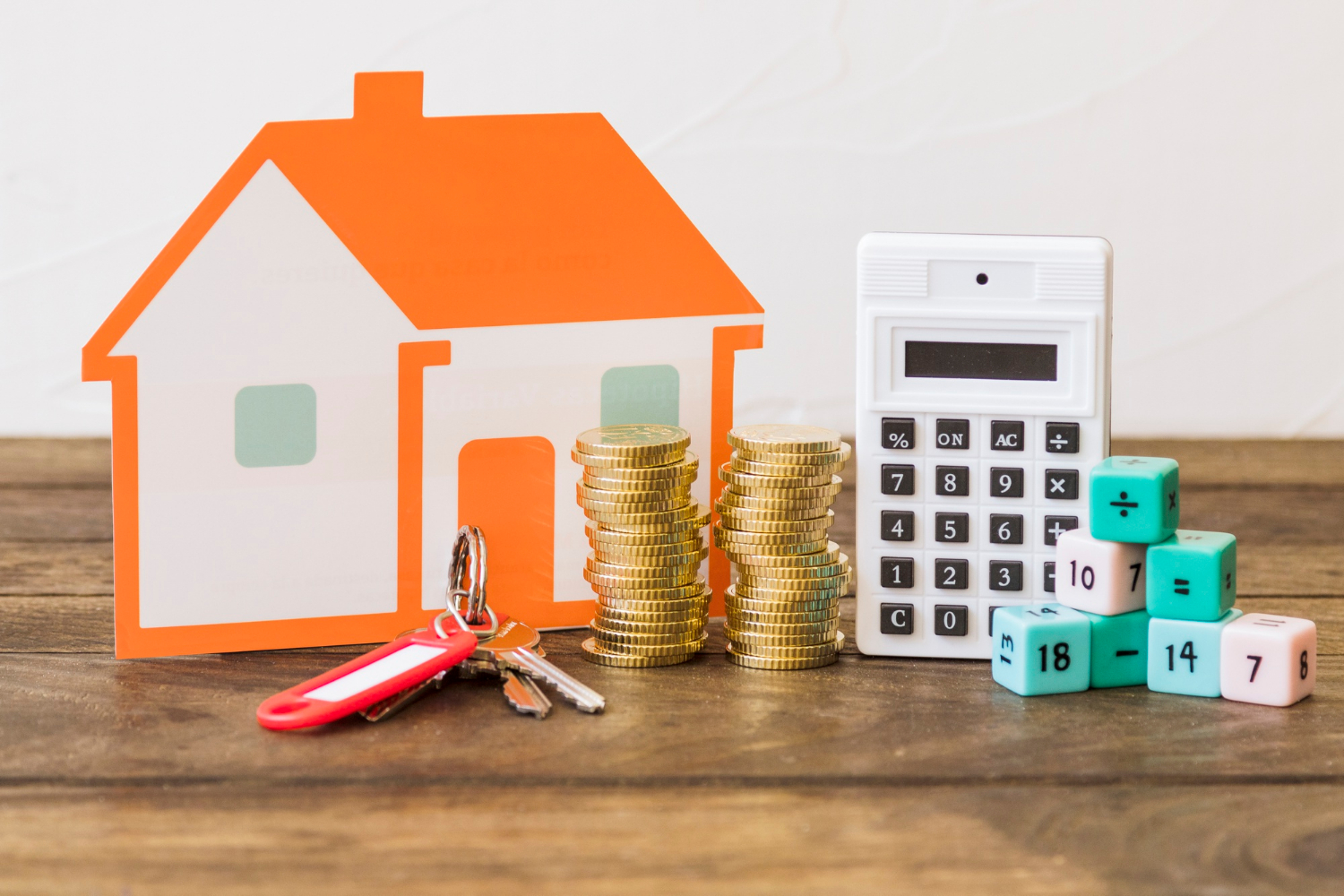 Maqueta de casa y símbolos de finanzas