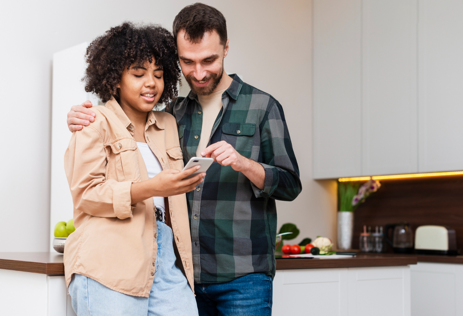 Pareja viendo el celular estudiando compra de casa 
