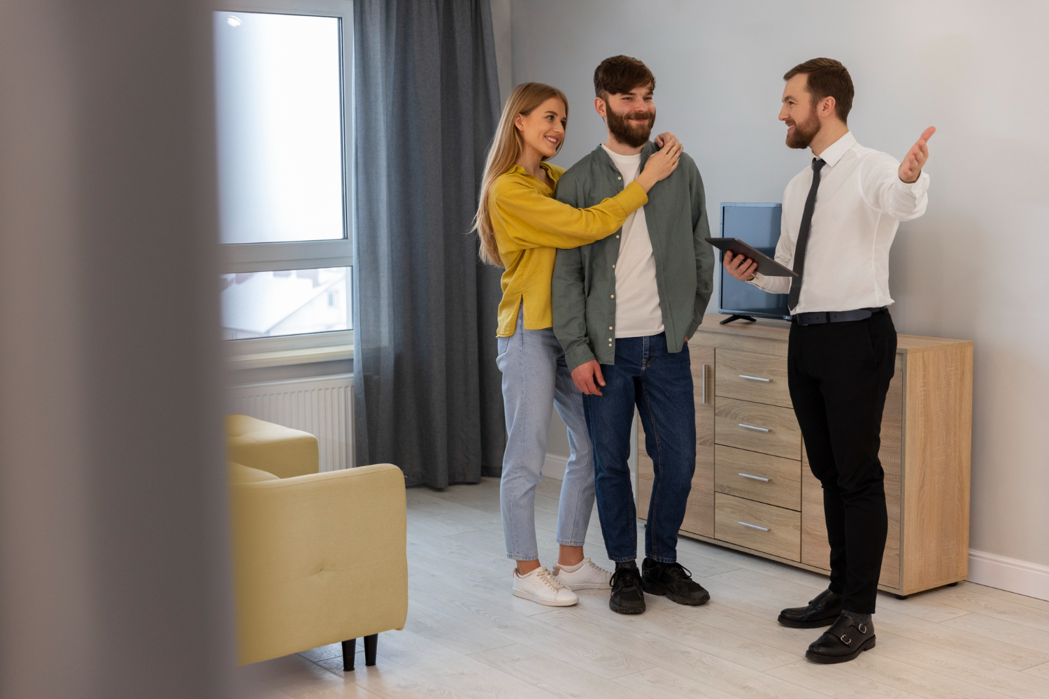 Agente inmobiliario con clientes en un apartamento