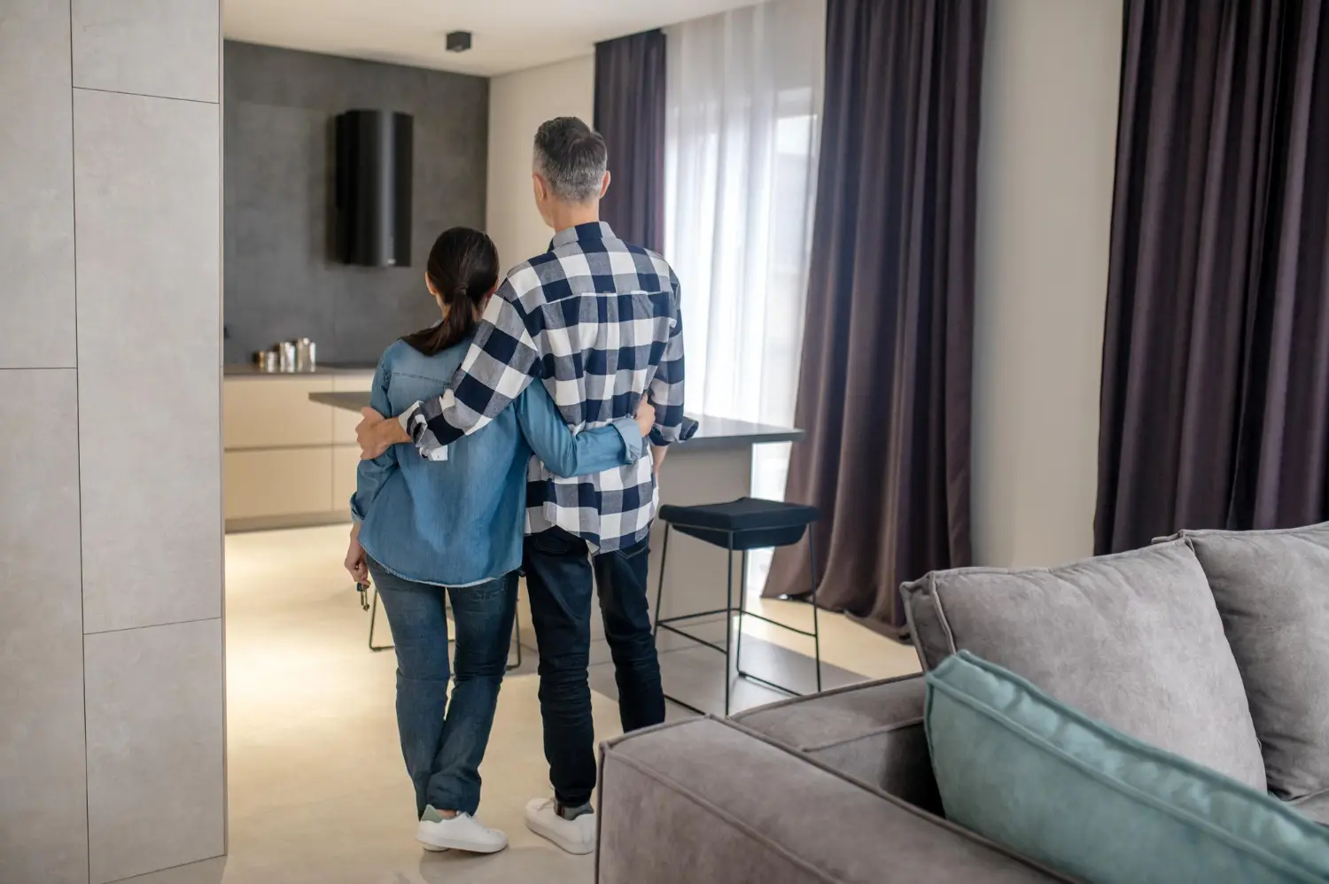 Pareja en apartamento con opción a compra