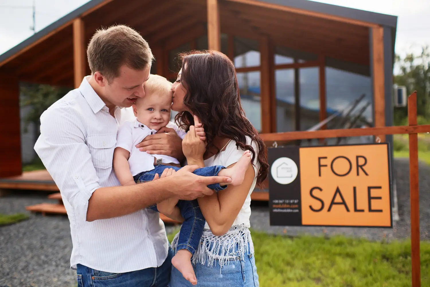 Familia frente a una casa en venta en Panamá