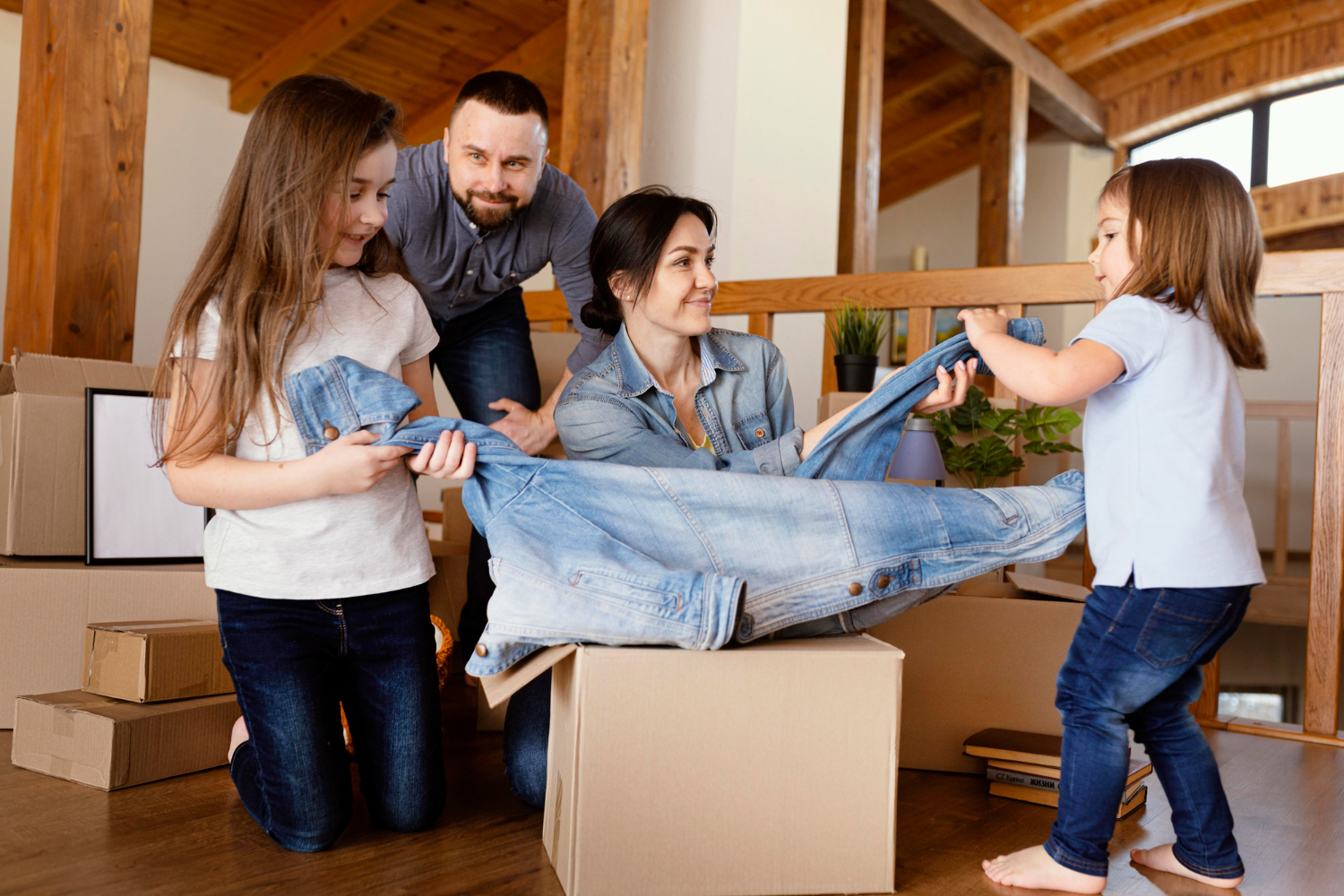 Familia joven desempacando mudanza