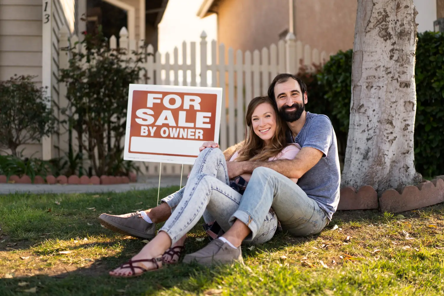 Pareja abrazándose feliz por comprar casa en Panamá