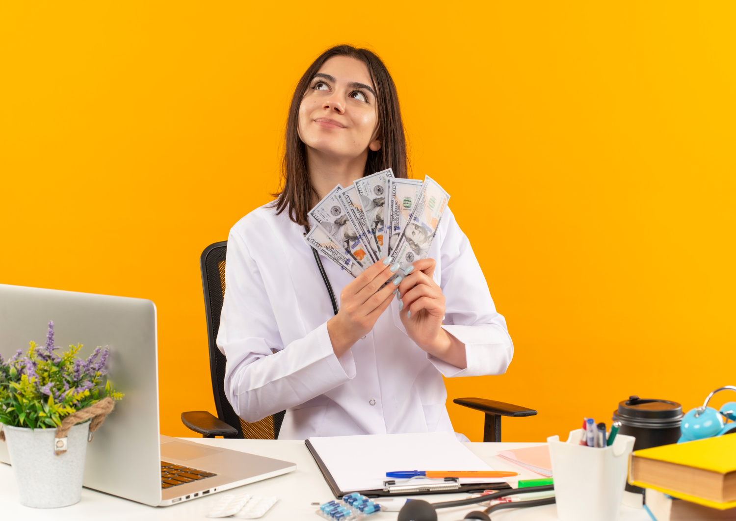 Chica mostrando abanico de billetes en su trabajo 