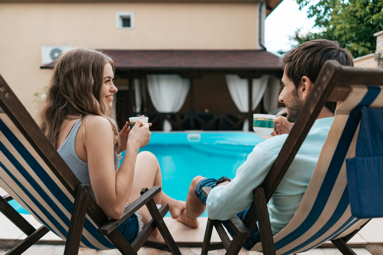 Pareja en área social de edificio
