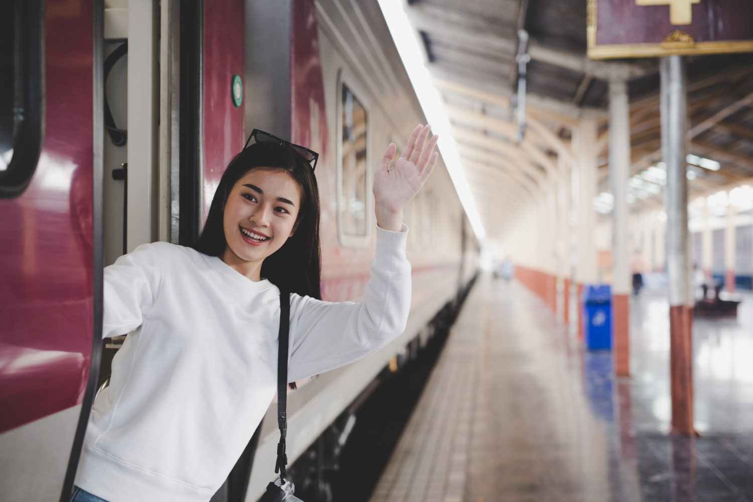 Chica feliz en el metro