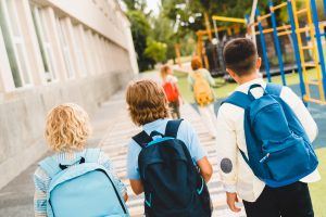 Estudiantes camino al colegio